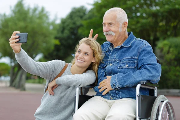 Κόρη Και Μπαμπάς Κάθονται Στην Αναπηρική Καρέκλα Του Βγάζοντας Selfie — Φωτογραφία Αρχείου