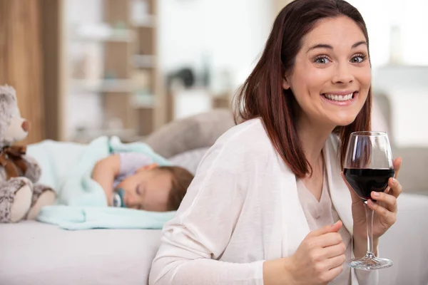 Boldog Fiatal Anya Iszik Miközben Baba Alszik — Stock Fotó