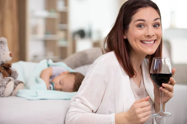 Feliz Jovem Mãe Bebendo Enquanto Bebê Dorme — Fotografia de Stock