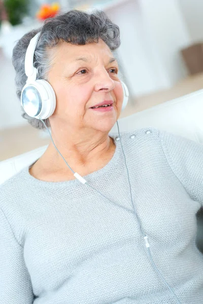 音楽を聴いて喜んで高齢女性 — ストック写真