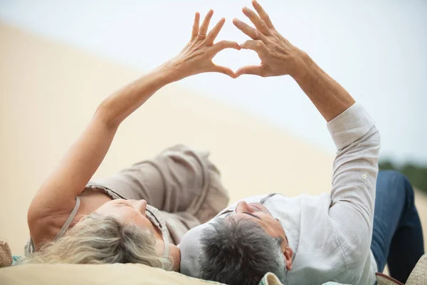 Pareja Anciana Uniendo Sus Manos Para Hacer Una Forma Corazón — Foto de Stock