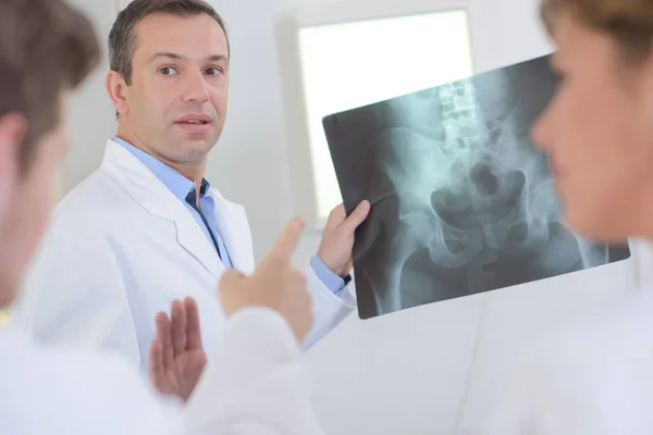 Médico Segurando Raio Afastando Perguntas — Fotografia de Stock