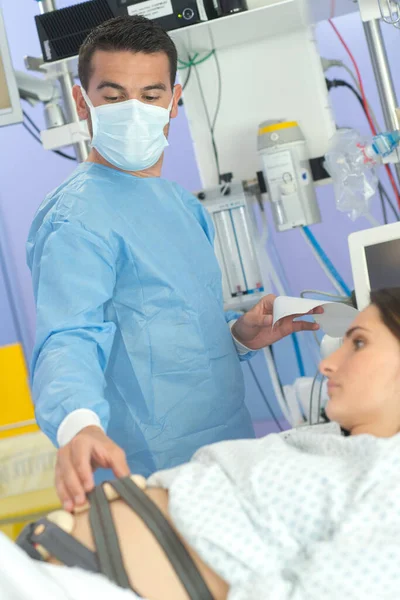 Ginecologista Médico Examinando Grávida Paciente — Fotografia de Stock