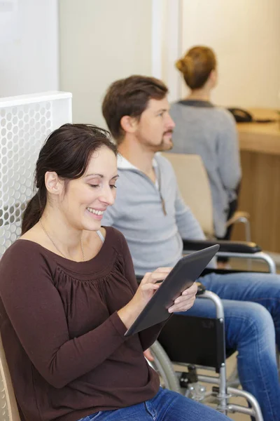 Paciente Uso Tablet Sala Espera Hospital — Fotografia de Stock