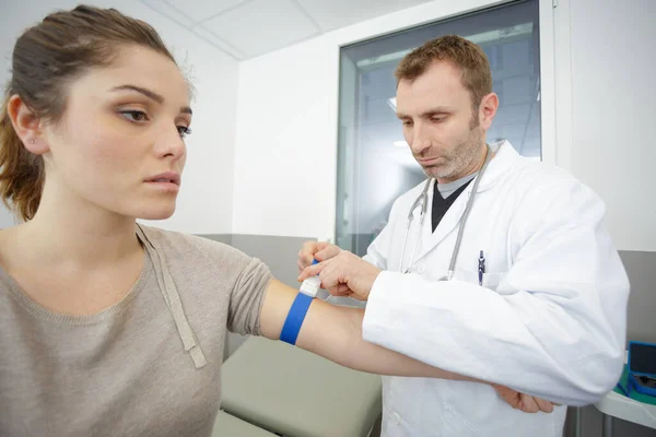 病院の患者に血圧を確認する医師 — ストック写真