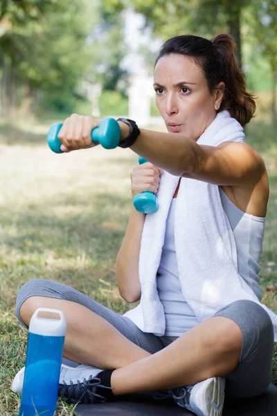 Portrait Belle Femme Faisant Exercice Avec Haltère — Photo