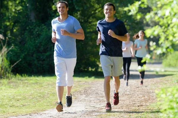 Fyra Personer Joggar Två Män Framför Två Kvinnor Bakom — Stockfoto