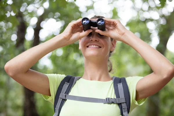 Hiker Looking Binoculars Enjoying Spectacular View — Stock Photo, Image