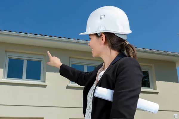 Vrouw Architect Dragen Helm Holding Blauwdrukken — Stockfoto