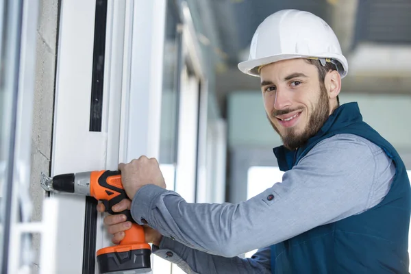 Porträtt Manlig Byggare Med Hjälp Sladdlös Borr — Stockfoto