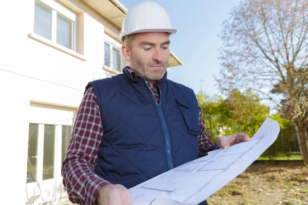 Ingeniero Industrial Trabajo Mirando Los Planos Técnicos Del Dibujo — Foto de Stock