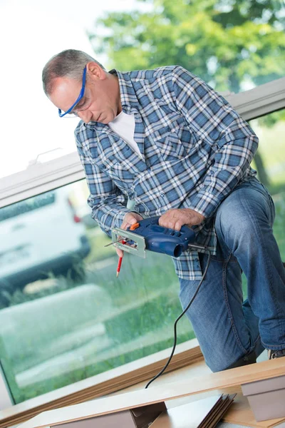 Homem Corte Placa Laminada Com Quebra Cabeças — Fotografia de Stock