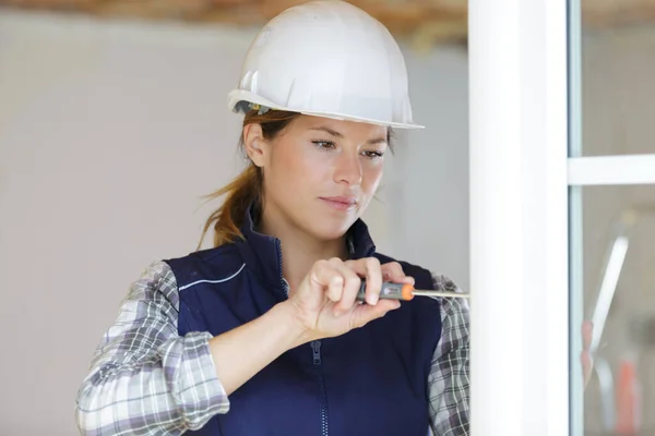 Jovem Mulher Construtor Trabalhando Usando Uma Chave Fenda — Fotografia de Stock