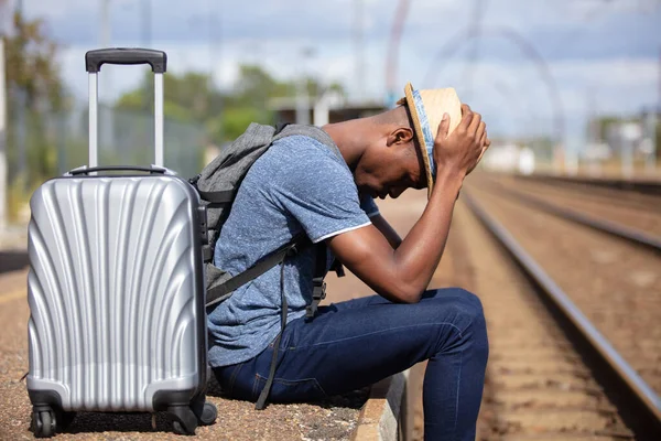 Uomo Triste Seduto All Aeroporto Internazionale Con Bagagli — Foto Stock