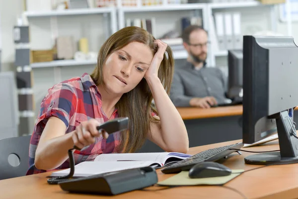 Mujer Enojada Está Colgando —  Fotos de Stock