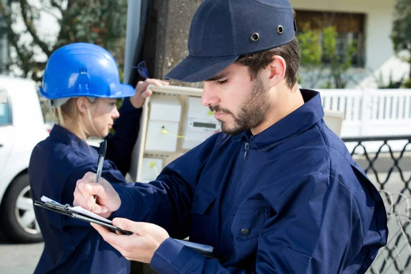 Ingénieurs Électriciens Inspectant Équipement Comptoir Électrique — Photo