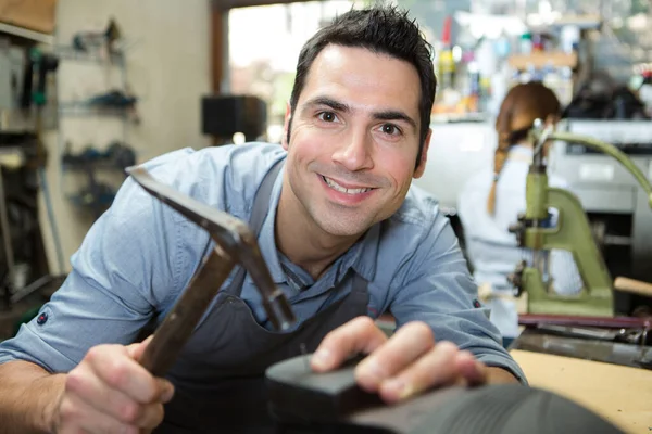 Close Van Een Vrolijke Schoen Reparateur — Stockfoto