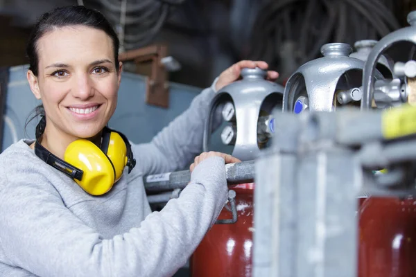 Junge Frau Lächelt Selbstbewusst Die Kamera Und Genießt Die Arbeit — Stockfoto