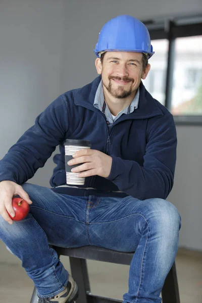 Lächelnder Bauarbeiter Trinkt Kaffee Isoliert Auf Weiß — Stockfoto