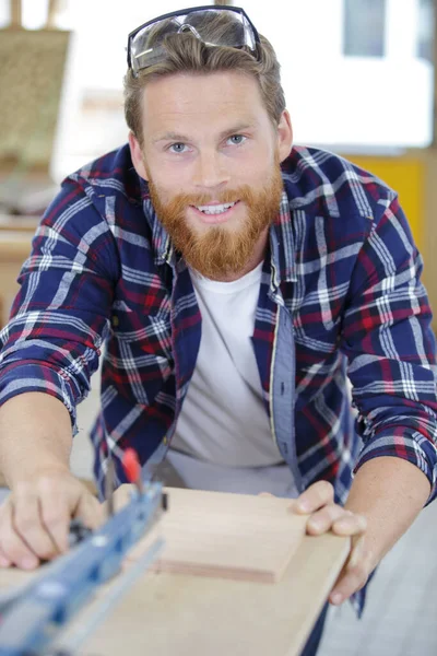 Mannelijke Werknemer Geschuurd Stuk Hout Studio — Stockfoto