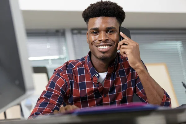 Heureux Jeune Travailleur Parler Téléphone — Photo