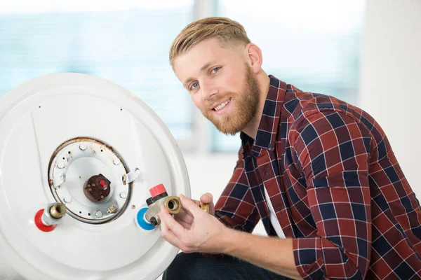 Mannelijke Loodgieter Werken Centrale Verwarming Ketel — Stockfoto