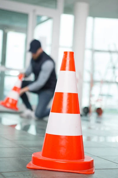 Trabalhador Colocando Cones Torno Área Umidade Piso Azulejos — Fotografia de Stock