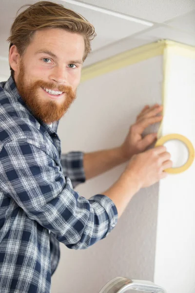 Decorador Que Aplica Cinta Adhesiva Los Bordes Pared — Foto de Stock