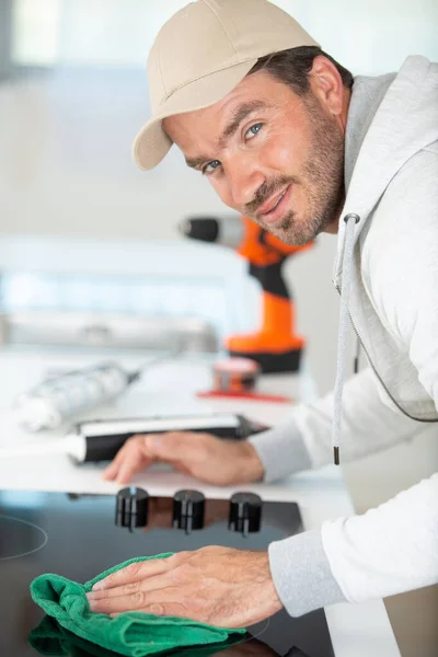 Jonge Werknemer Installeren Inductie Fornuis Keuken — Stockfoto