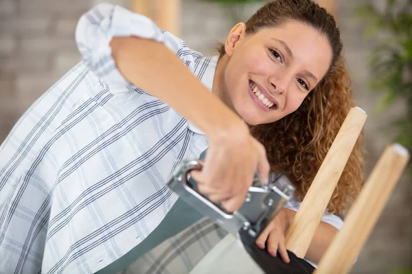 Mujer Joven Construyendo Una Silla —  Fotos de Stock
