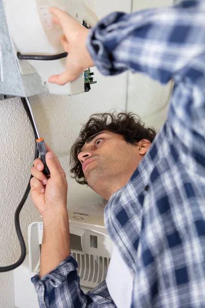 Een Professionele Elektricien Repareert Zware Airconditioner — Stockfoto
