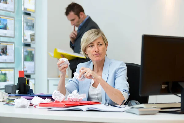 Angry Woman Screwing Paper Throw Computer — Stock Photo, Image