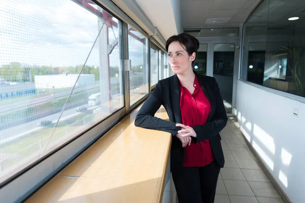 Contemplatieve Zakenvrouw Kijkt Uit Het Raam — Stockfoto