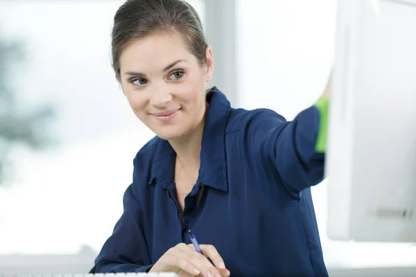 Eine Glücklich Träumende Bürofrau — Stockfoto