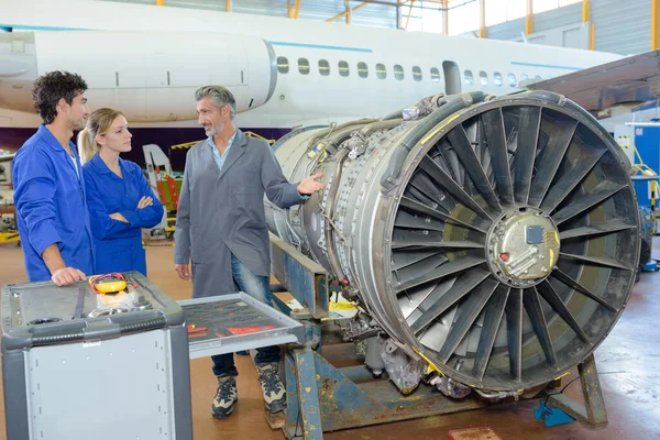 Ingenieure Der Flugzeugwartungsfabrik — Stockfoto