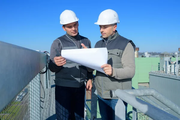 验船师及建造业工人在工地上有图则 — 图库照片