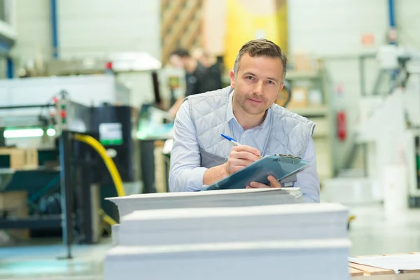 Lavoratore Guardando Telecamera Nel Magazzino — Foto Stock