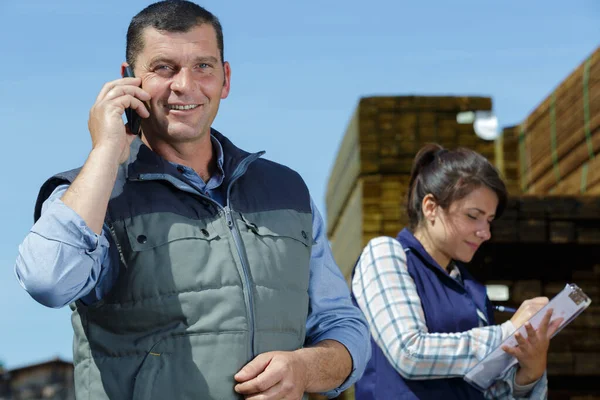 Homem Falando Telefone Fora Armazém — Fotografia de Stock