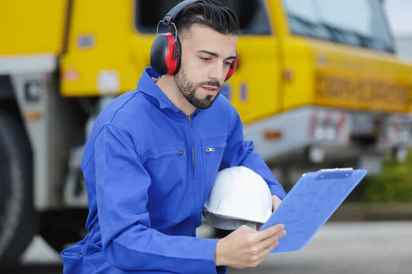 Ingenieur Helm Schrijven Iets — Stockfoto