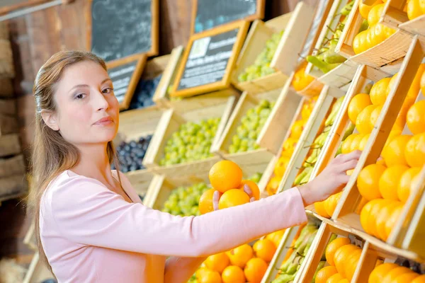 Lady Choosing Oranges Crates — Stock Photo, Image