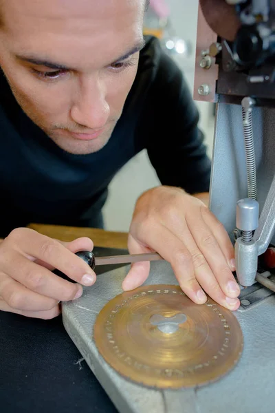 Ein Mann Repariert Eine Uhr — Stockfoto
