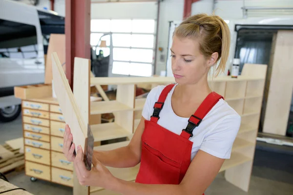 Female Carpenter Measuring Wooden Planks Assembled — Stock Photo, Image