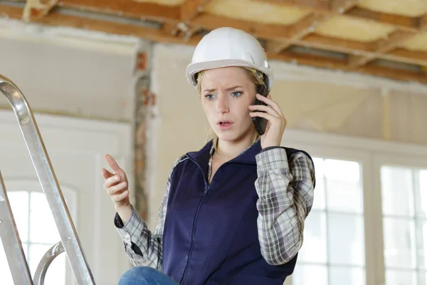 Mujer Confiada Ingeniero Hablando Teléfono Celular —  Fotos de Stock