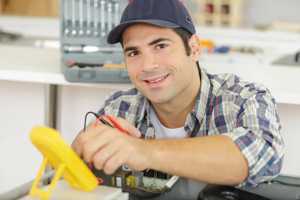 Ein Glücklicher Elektriker Bei Der Arbeit — Stockfoto