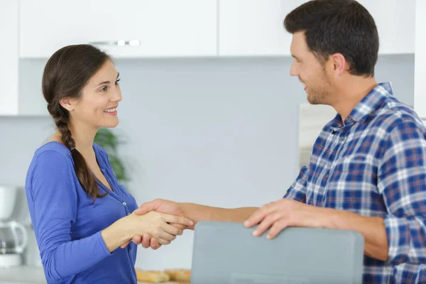 Reparador Estrechando Mano Con Cliente Femenino — Foto de Stock