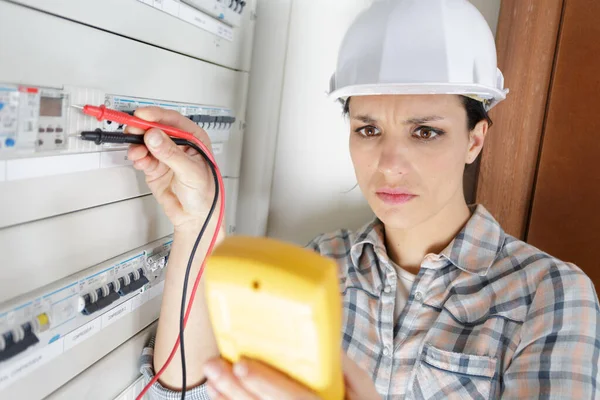 Young Female Maintenance Engineer Testing Voltage — Stock Photo, Image