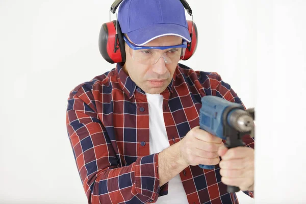 Älterer Mann Trägt Schutzausrüstung Mit Akkuschrauber — Stockfoto
