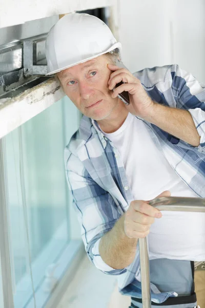 Empreiteiro Está Telefone Dentro Canteiro Obras — Fotografia de Stock