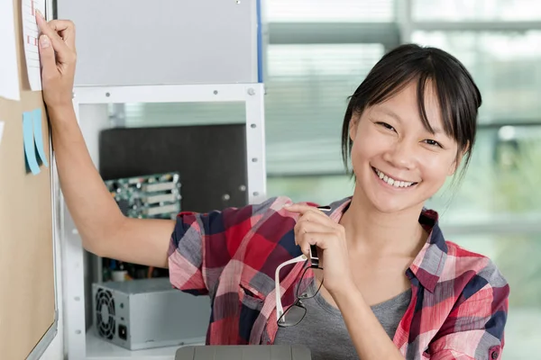 Gelukkig Vrouwelijke Werknemer Het Kantoor — Stockfoto