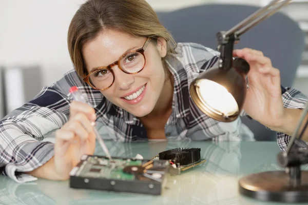 Ženský Technik Opravující Počítač — Stock fotografie